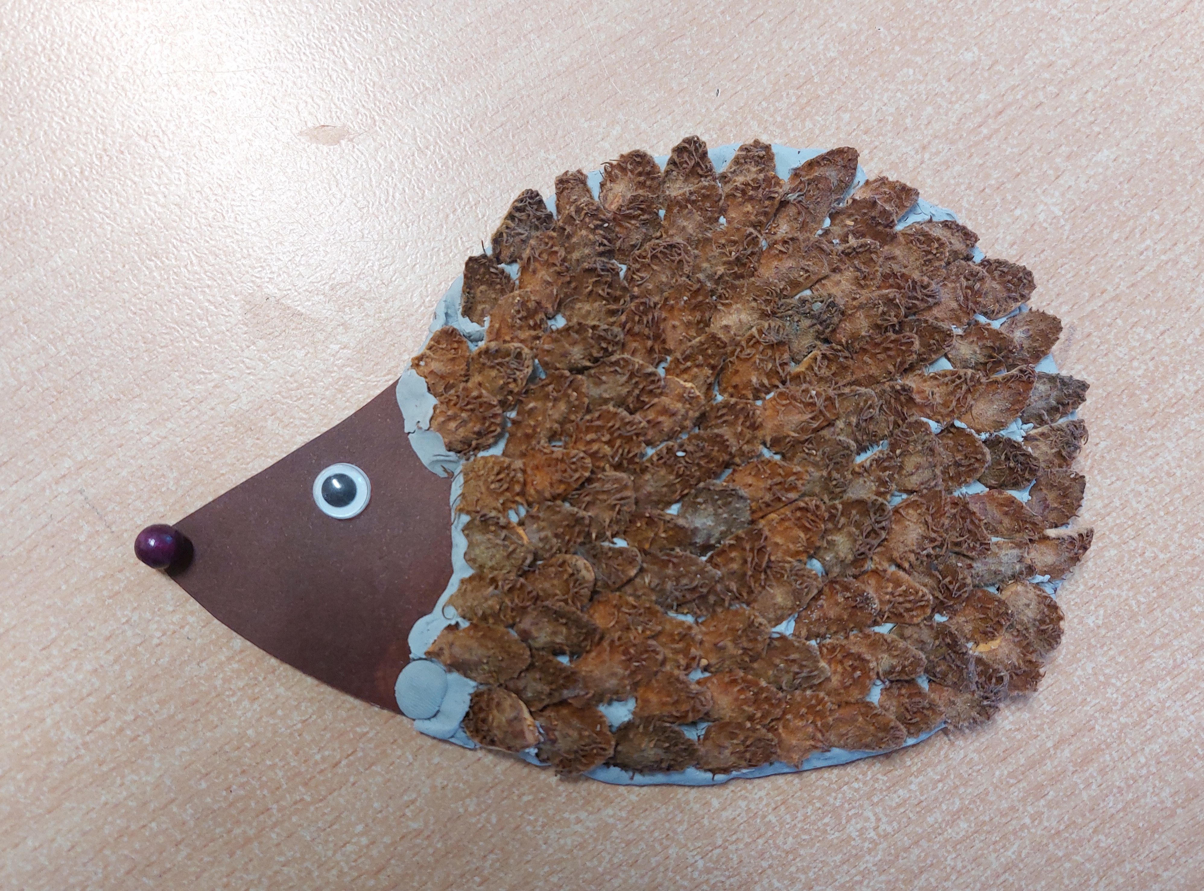 Igel mit Bucheckern